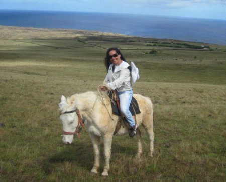 Paseando a caballo por su hermosa isla, Rapa Nui