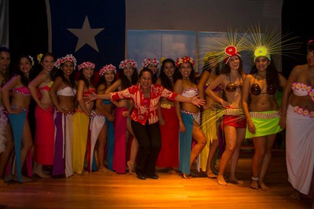Raquel orgullosa de sus alumnas, finalizando una presentación